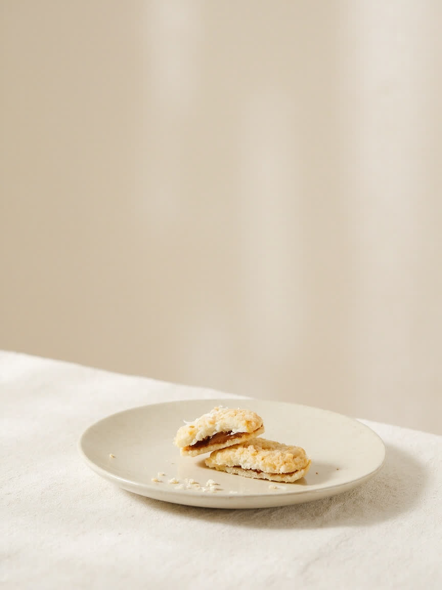 Alfajores rellenos de manjar sobre una bandeja clara